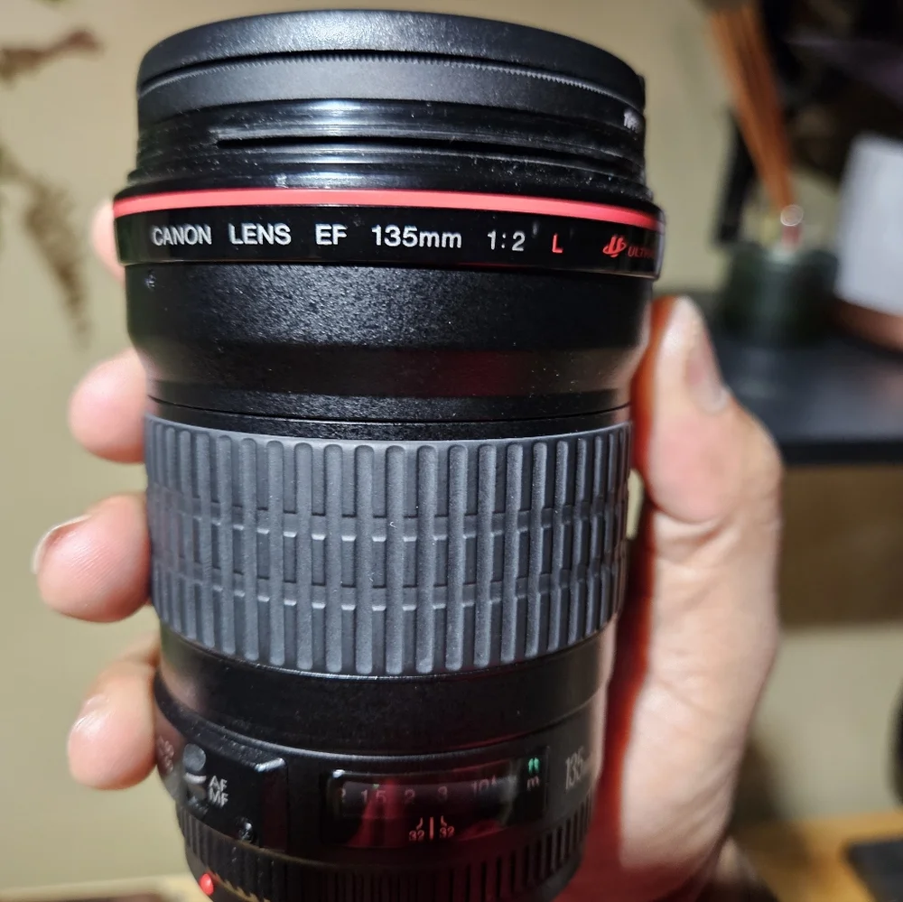 Canon EF 135mm f/2 L USM Telephoto Lens – Excellent Condition w/ Caps & Hood